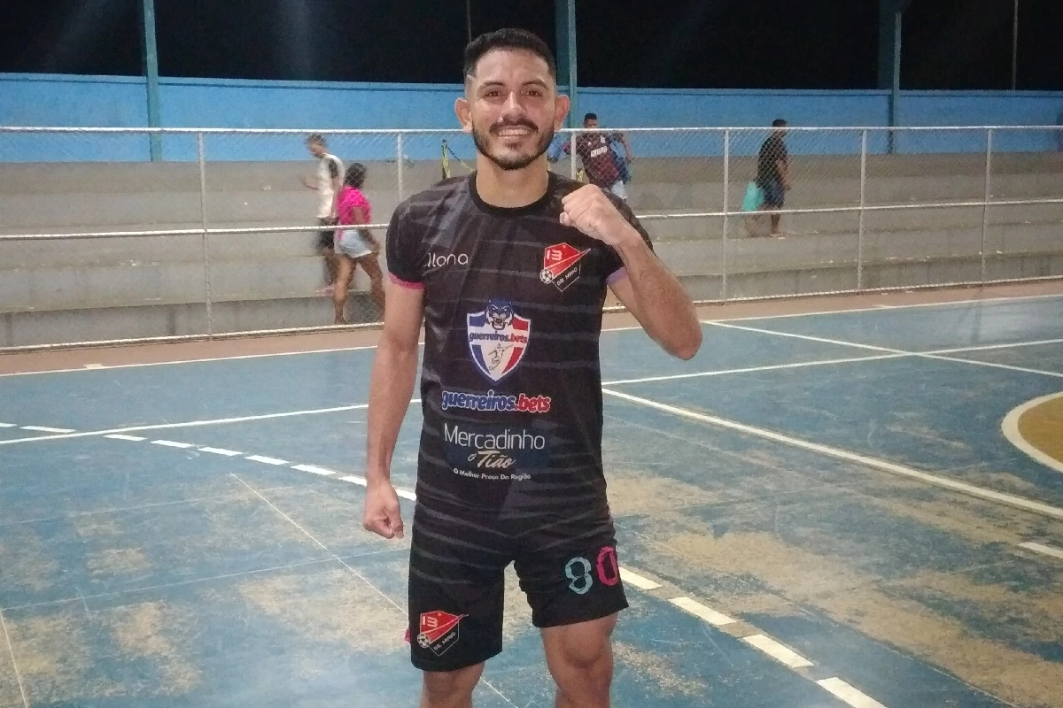 -Na-imagem-recebendo-troféu-Dudu-eleito-o-melhor-jogador-da-Liga-das-Estrelas.