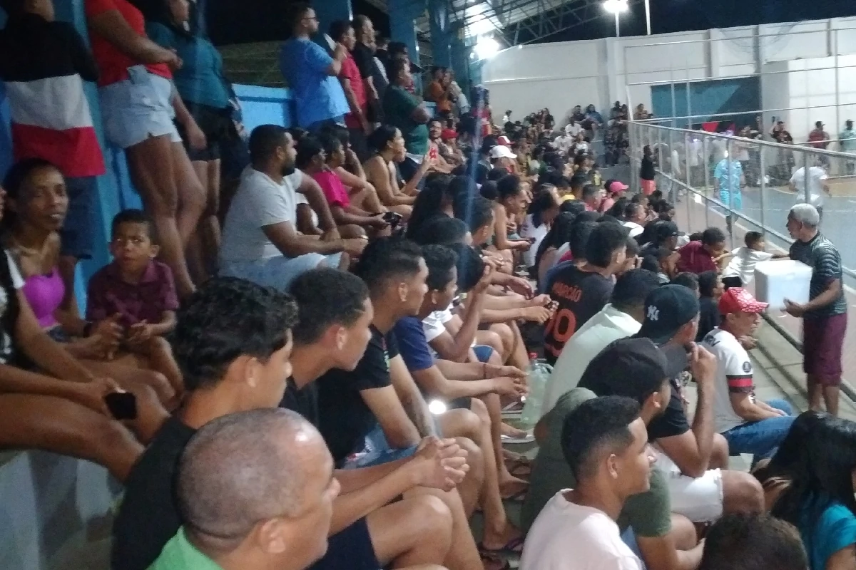 Imagem-do-grande-público-que-compareceu-no-Ginásio-Gonçalo-Nunes-para-ver-a-final-da-5ª-Liga-das-Estrelas-de-Futsal-de-Regeneração