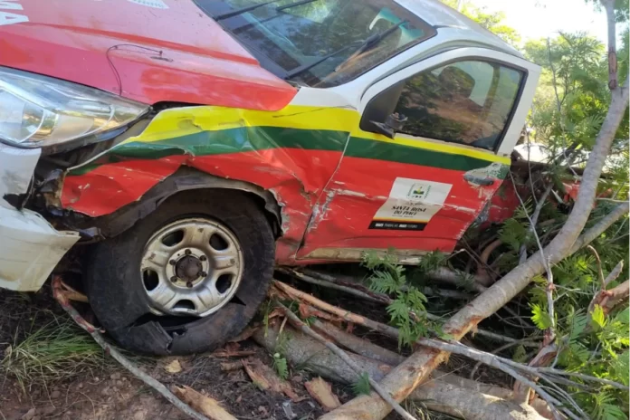 Completamente - destruída - na - imagem - ambulância - da - cidade - de - Santa - Rosa – do Piauí - sofre - grave - acidente - enquanto - transportava - pacientes - e - acompanhantes - para – Teresina, na – comunidade – Morro – Branco - interior – de - Regeneração.