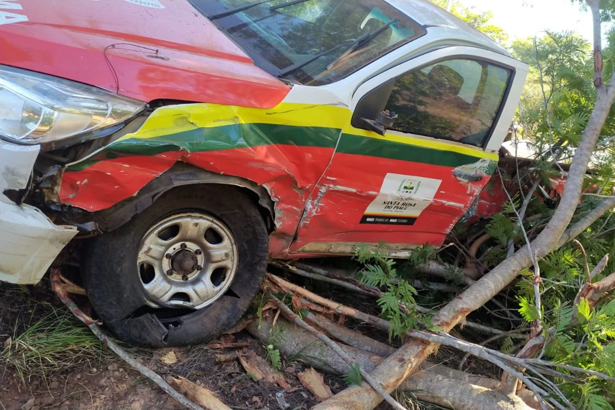 Ambulância - destruída - por milagres, os ocupantes dos dois veículos tiveram apenas ferimentos leves