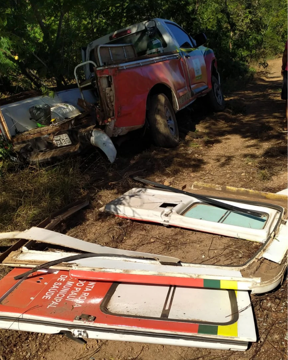 Ambulância - destruída - por milagres, os ocupantes dos dois veículos tiveram apenas ferimentos leves