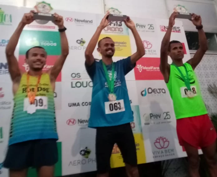 Na-imagem-Fabinho-levantando-o-troféu-de-campeão-da-1ª-edição-da-corrida-Loucos-por-Cristo-na-cidade-de-Parnaíba