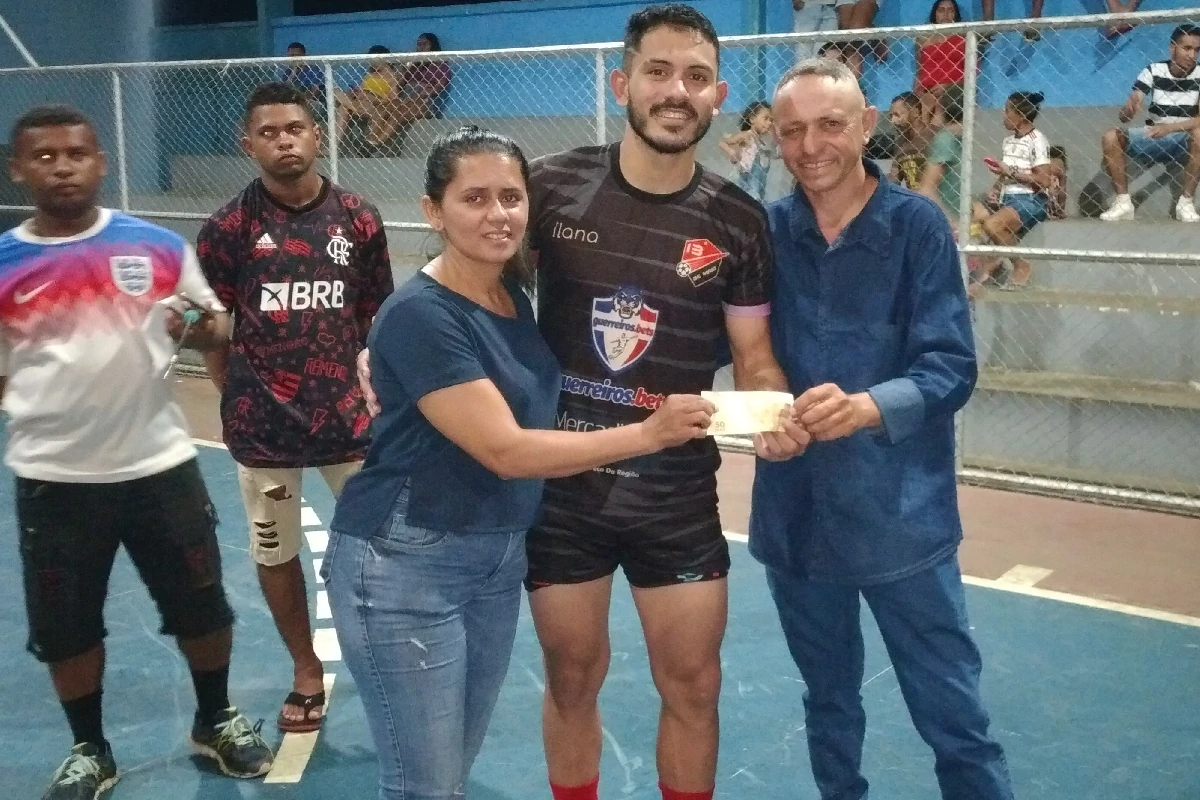 Na-imagem-recebendo-troféu-Dudu-também-ganhou-o-prêmio-melhor-jogador-da-final.