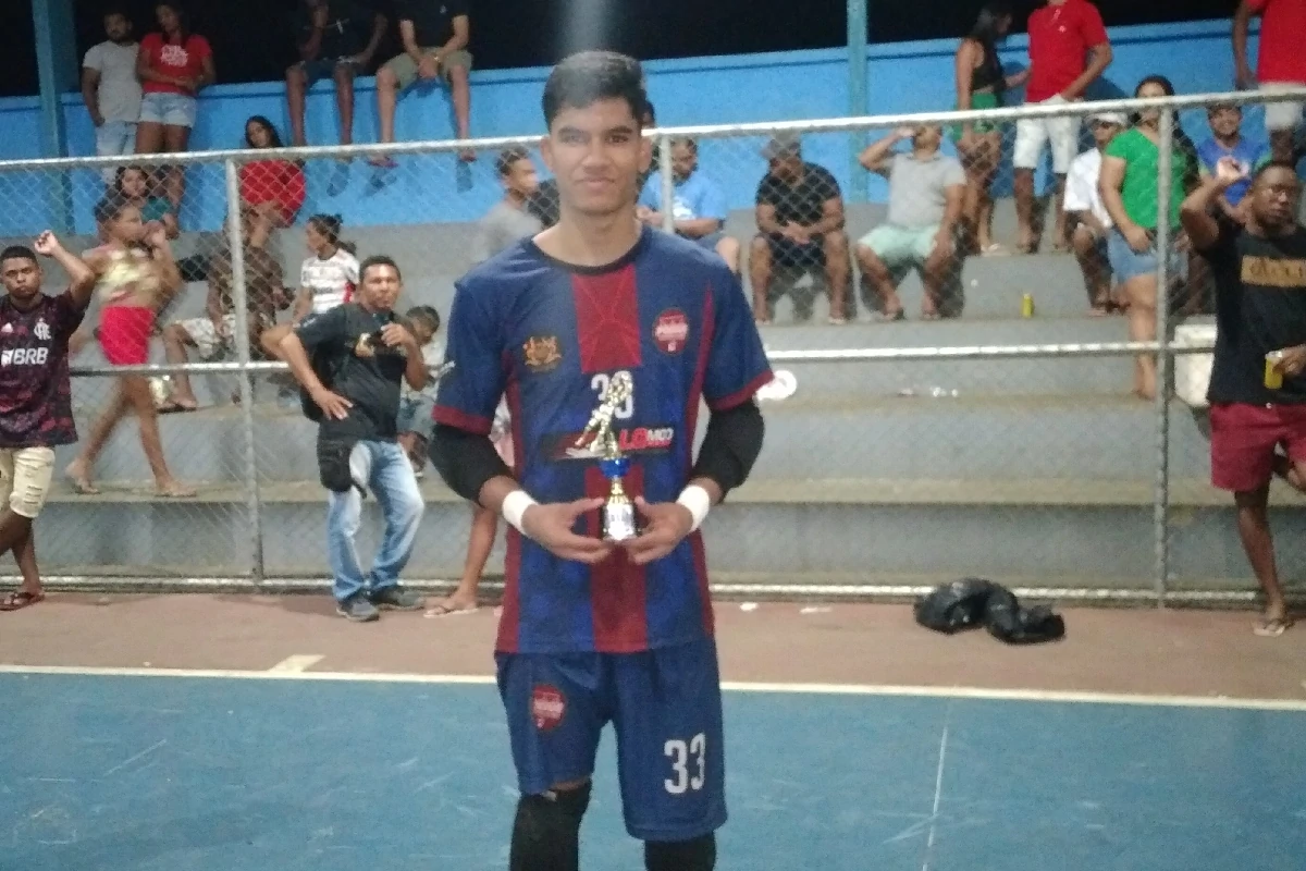 Na-imagem-goleiro-João-Felipe-levou-o-troféu-de-melhor-goleiro.