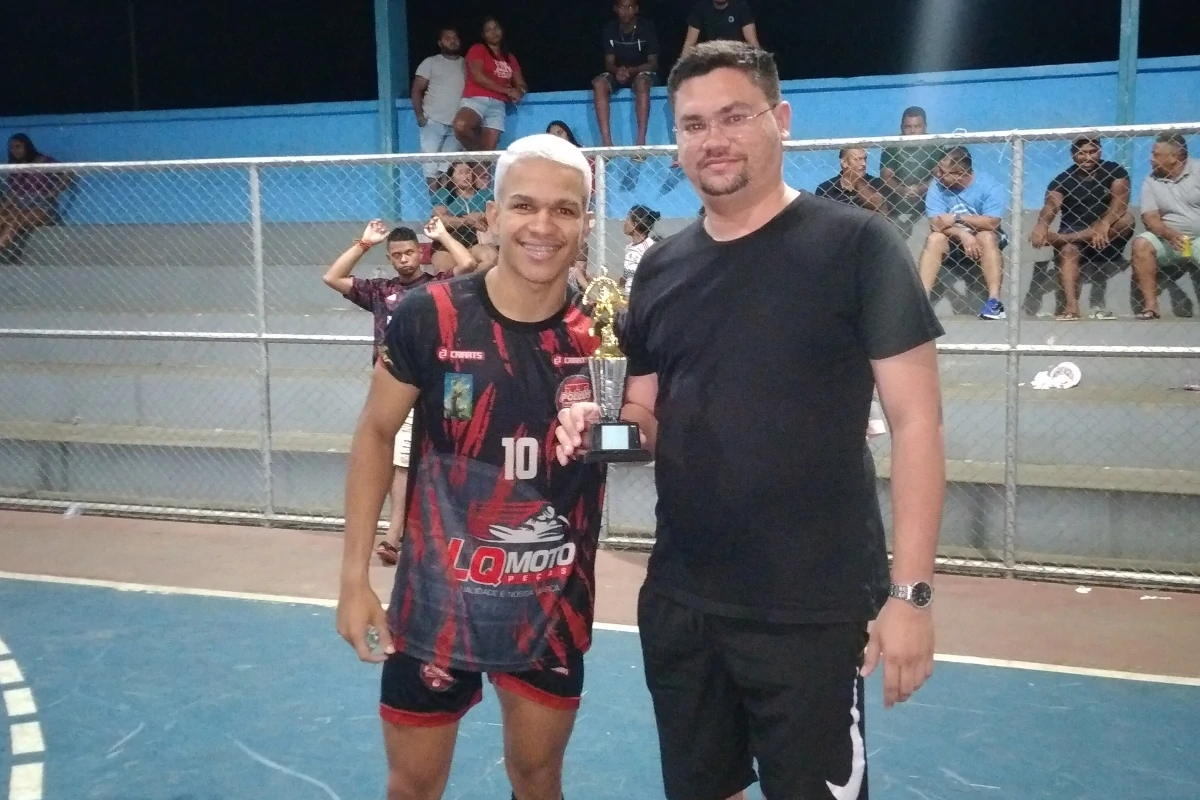 Na-imagem-o-pivô-Rabisco-levou-o-troféu-de-goleador-da-Liga-foram-15-gols