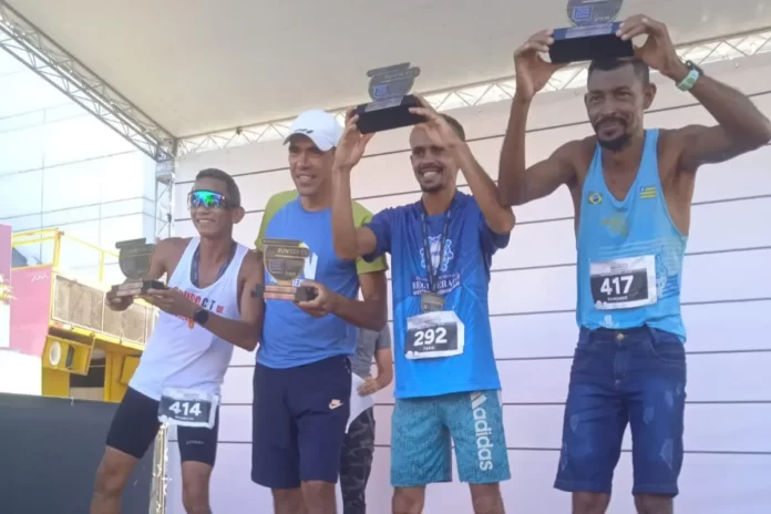 Na-imagem-Fabinho-grande-sensação-do-atletismo-do-Piauí-levantando-o-troféu-de-campeão-da-Meia-Maratona-Santander-Track&Field-Run-Series.
