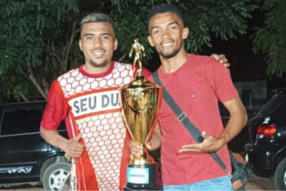 Presidente-Daniel-do-time-da-Lagoa-do-Barro-com-o-troféu-de-campeão-