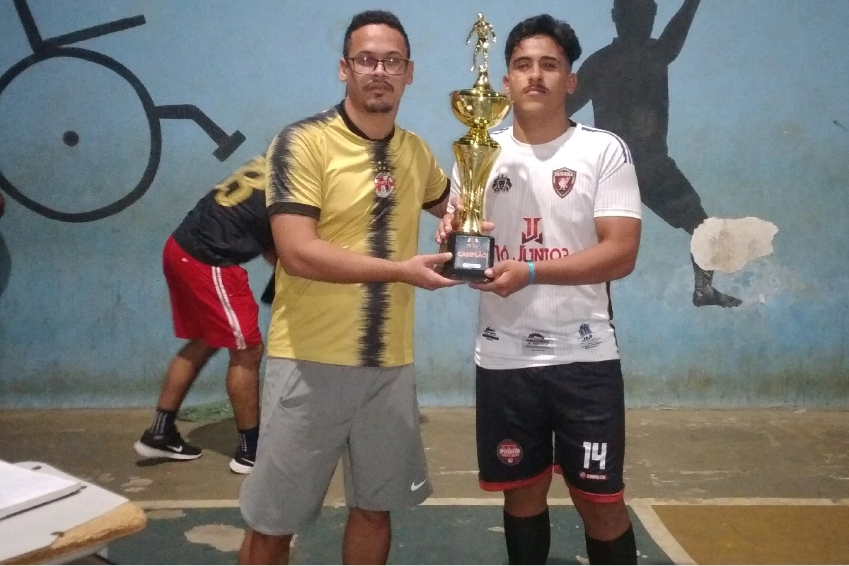 Na-imagem-Capitão-golaço-recebendo-troféu-de-campeão-da-2ª-Copa-de-Futsal-do-PSG