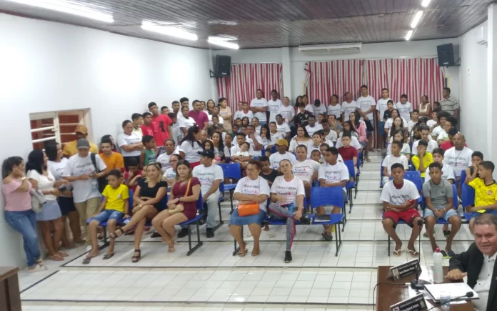 Manifestação-em-Regeneração:-Pais-e-Atletas-da-Escolinha-100%-Protestam-por-Retorno-dos-Treinos-no-Estádio