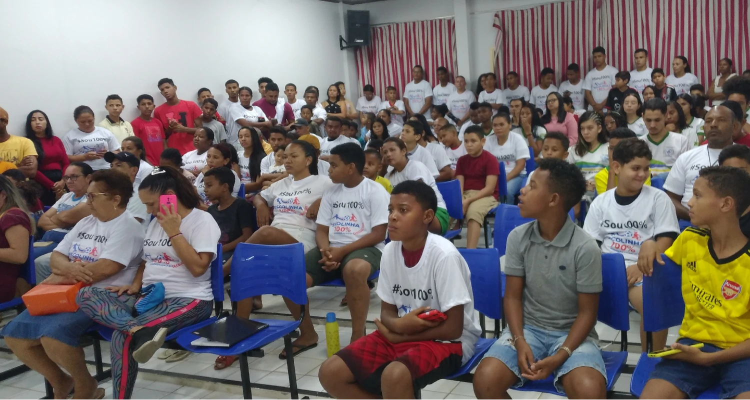 Dezenas-de-crianças-alunos-da-Escolinha-100%-no-Plenário-da-Câmara-de-Regeneração-em-protesto-pedindo-a-volta-dos-treinos-da-Escolinha-de-futebol
