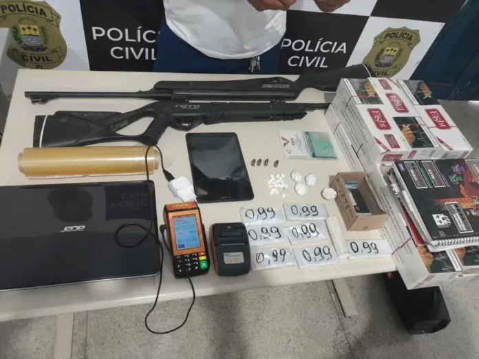 Na - Imagem - matérias – apreendidos- na - “Operação Vila I” - que – desarticulou - ponto - de – vendas - de - droga - em - Regeneração - porções - de - substâncias – análogas - a - cocaína - nove celulares - maços - de – cigarros - caderno - de – anotações - duas – carabinas - cartuchos - calibre – 380 - cartões - de – crédito- entre - outros - objetos - que - seriam - tudo produtos - de - crimes