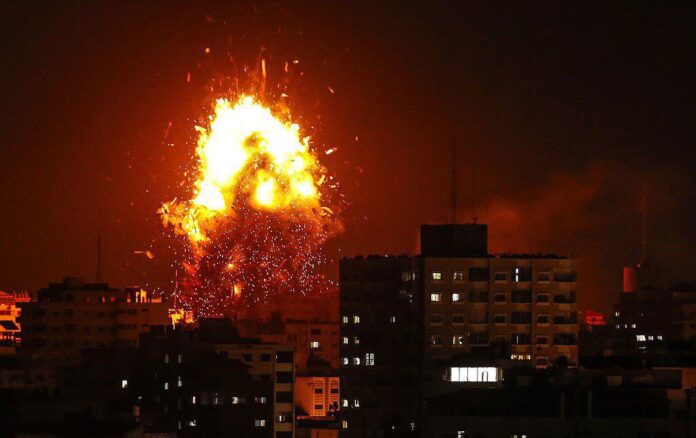 Na - imagem – o - clarão - de - uma - forte - explosão- Israel - aumenta – os - ataques - Norte - e - o - no - Centro - da - Faixa - de - Gaza - sob - intensos - bombardeios - imagem – Wafa - Agency – Agencia - de - noticiais - da - Palestina