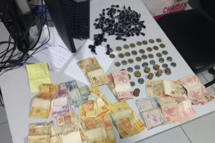 Força - Tática - de - Regeneração - estoura - boca - de - fumo - no - Bairro - São Vicente - e – apreende - uma - grande – quantidade- de - drogas O – produto - do crime - na - imagem - R$ 1.059.85 - em - dinheiro - vivo - e - uma - uma - grande - quantidade - de – drogas - apreendidos - na - manhã - de - sábado - 28 de – outubro - pela - Força – Tática - de - Regeneração - no - Bairro - São – Vicente - em operação - que - estourou – uma - boca – de - fumo