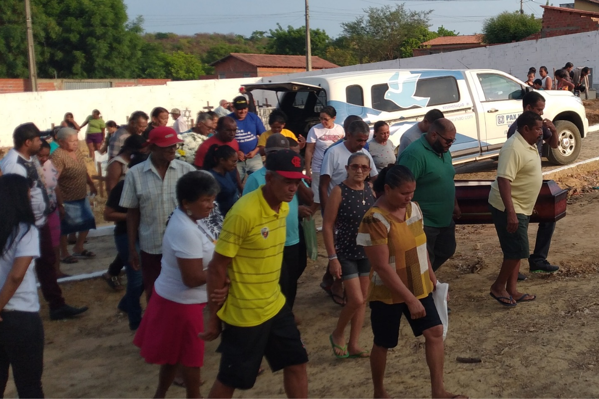 Na - imagem - Regenerasses - dando – o - último – adeus - ao - jornalista - Antônio de - Matos no - Cemitério - São - José