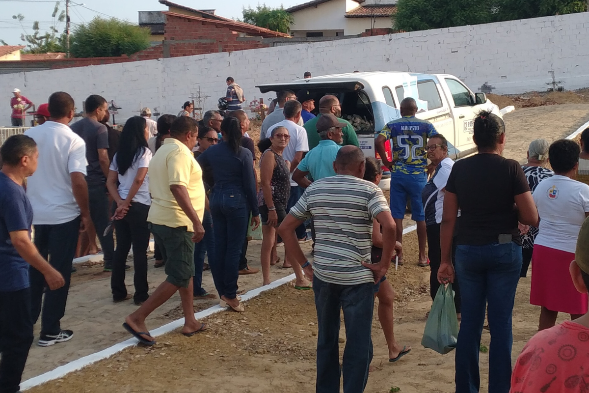 Na - imagem - Regenerasses - dando – o - último – adeus - ao - jornalista - Antônio de - Matos no - Cemitério - São - José