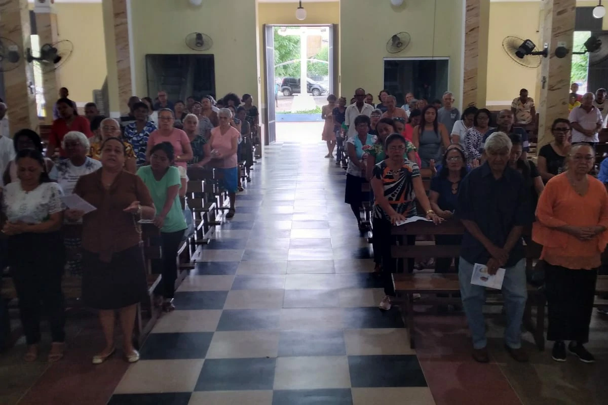 Igreja - lotada - de - amigos - de - Antônio - de - Matos