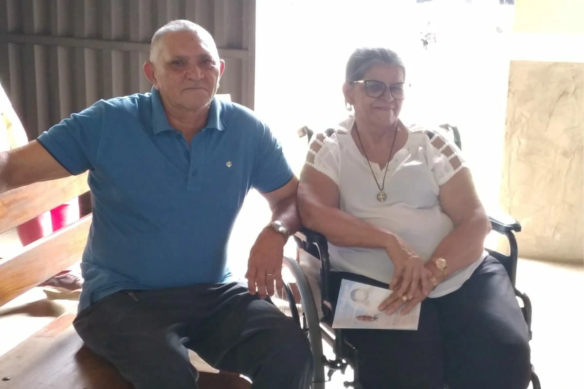 Em - um - dos - bancos - Toinho - e - Fatima - Ferreira