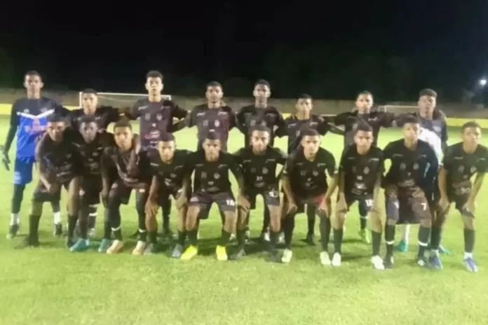 Escolinha-do-100%-avançaram-para-fase-de-mata-a-mata-da-Copa-Terra-do-Sol-no-Ceará Na-imagem-time-sub-17-da-Escolinha-do-100%-avançaram-para-fase-de-mata-a-mata-da-Copa-Terra-do-Sol-no-Ceará