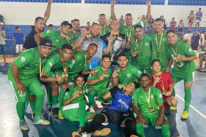 Regeneração-é-campeão-da-3ª-Copa-Nilo-de-Futsal-na-cidade-de-Valença-do-Piauí. Na-imagem-jogadores-da-Regeneração-campeão-da-3ª-Copa-Nilo-de-Futsal-na-cidade-de-Valença-do-Piauí.