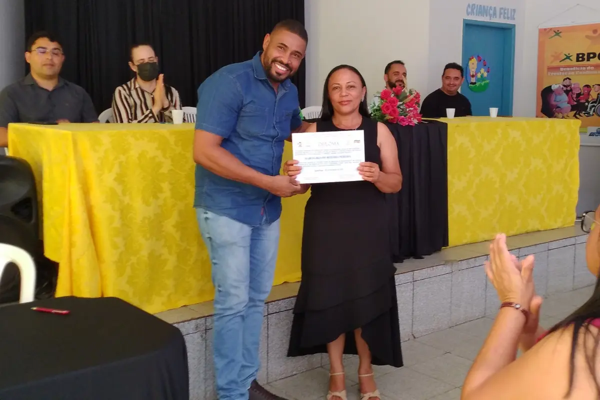 Na – imagem – a - Conselheira - Márcia - Rejane - recebendo - seu - diploma – das - mãos - do - Vereador - Samuel da Real