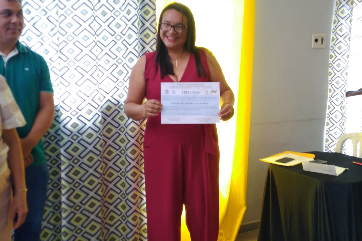 Conselheira - Betânia - Ramos - a - mais - votada - nas - eleições - exibindo - com – orgulho - seu - diploma