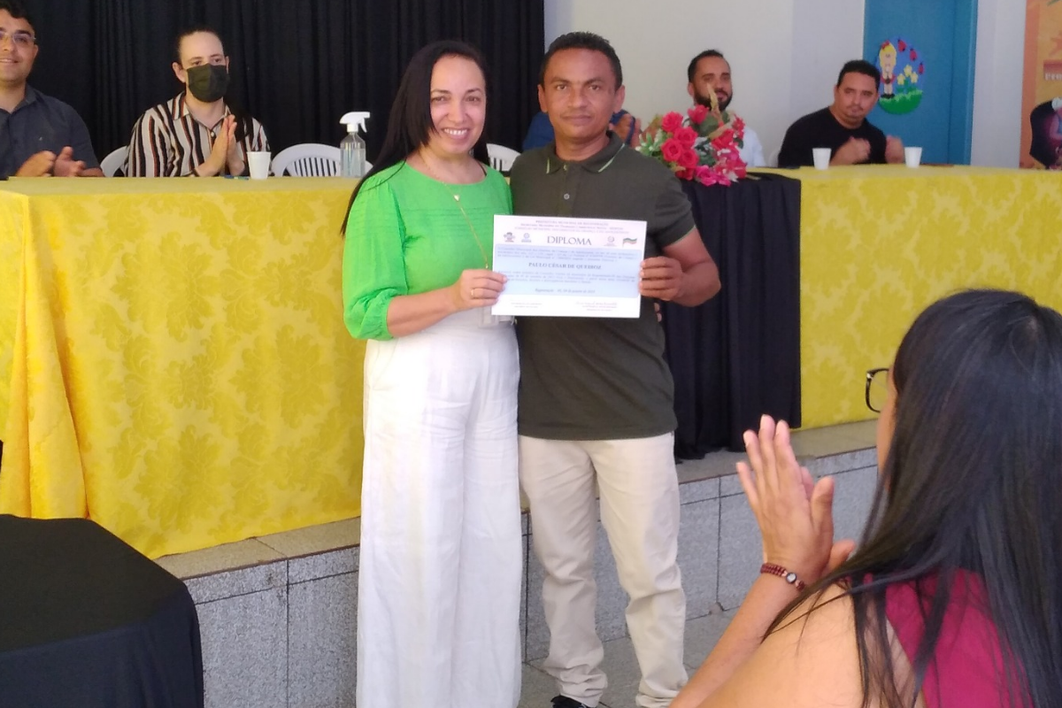 Na - imagem - o - Conselheiro - Paulo - Pupa - recebendo – seu- diploma - das - mãos - da - Secretaria - de - Assistência – Social - Emiliana – Nunes - Carvalho