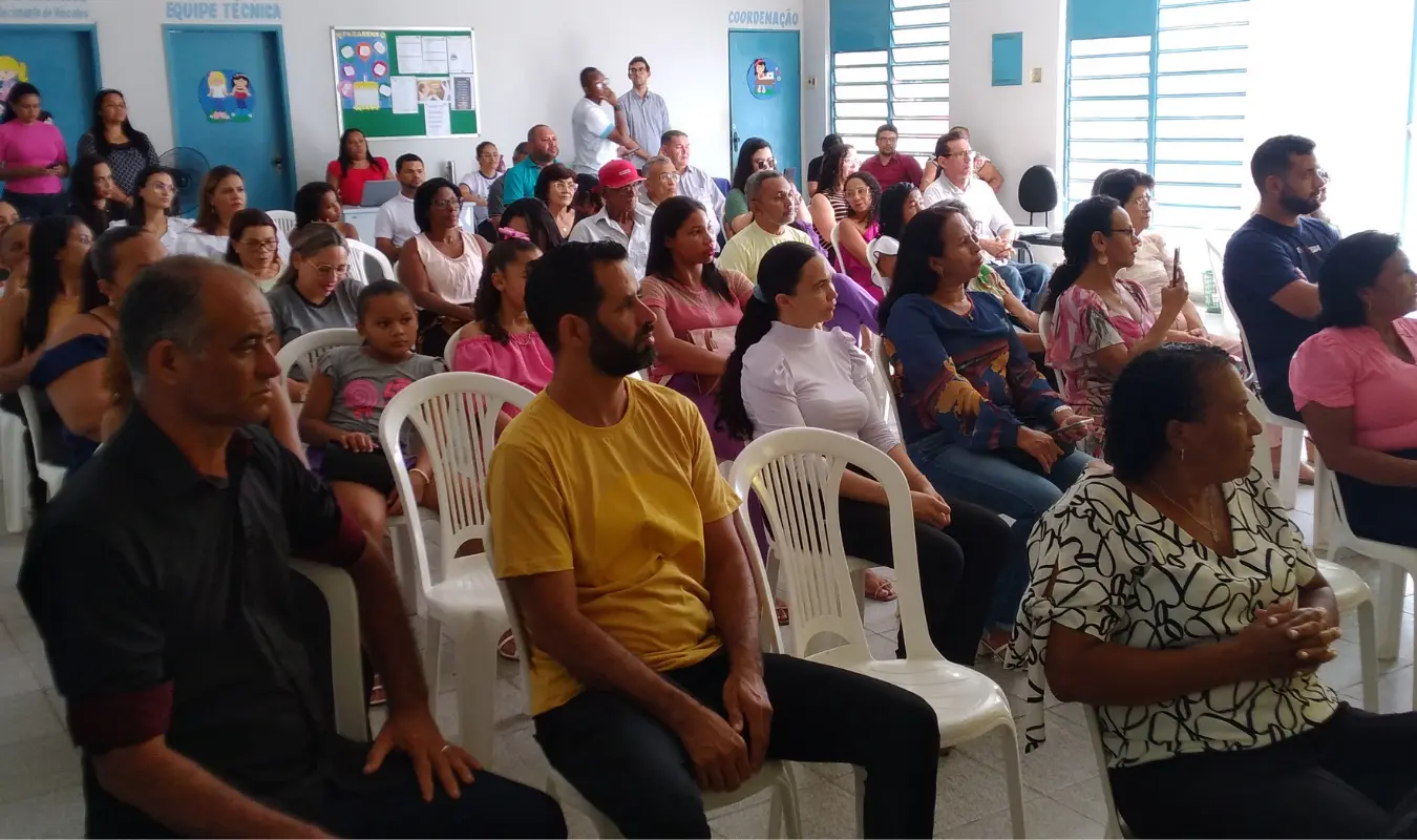 Na - imagem - plateia - formada - por - familiares - e - amigos - dos - Conselheiros empossados - no - pátio - lotado - do CRAS I.