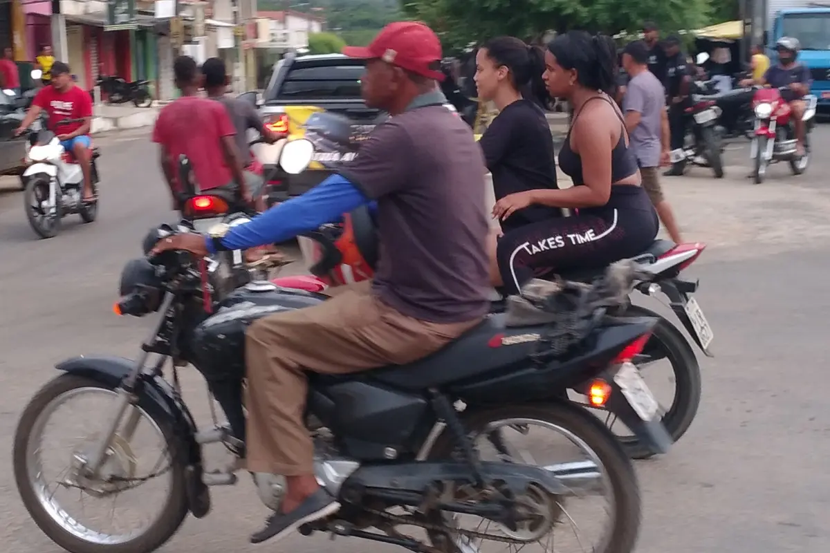 Na-imagem-mototaxistas-acompanharam-os-maratonistas-do-portal-de-entrada-de-Regeneração-até-a-Praça-São-Gonçalo-centro-da-cidade