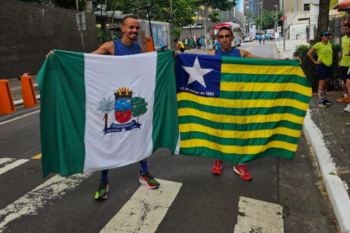 Na-foto-Fabinho-e-Manoel-Filho-com-a-bandeira-de-Regeneração