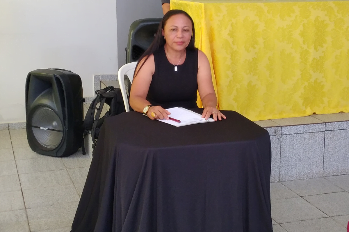 Na - imagem – Conselheira – Márcia - Rejane – assinando - o - termo - de - pose