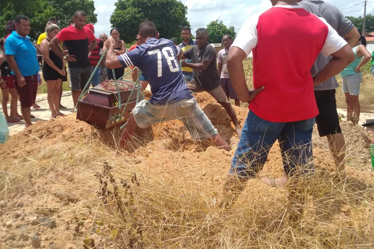 Na-foto-corpo-de-Nego-Costa-sendo-sepultado