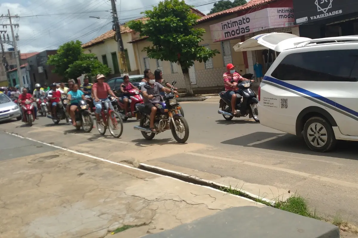 Na-foto-cortejo-fúnebre-de-Nego-Costa-pela-cidade