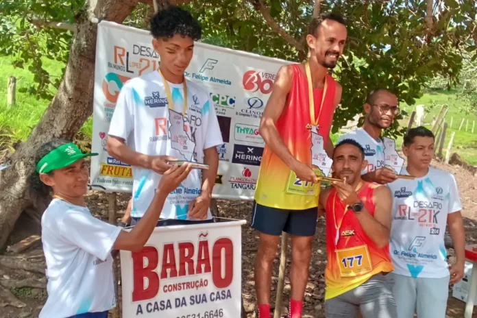 Dobradinha-na-imagem-Fabinho-e-Manoel-Filho-em-cima-do-pódio-recebendo-o-troféu-de-campeão-da-Meia-Maratona-de-São-João-dos-Patos-no-Estado-do-Maranhão.