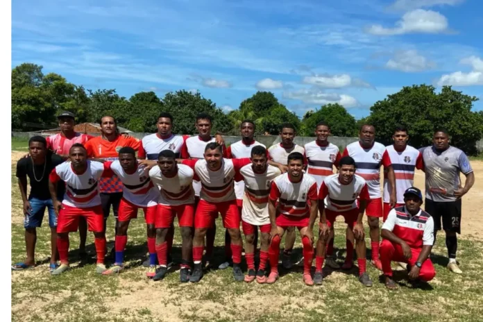 Na-imagem-jogadores-do-Santa-Cruz-derrotaram-a-Mata-por-2-X-0-e-Já-estão-classificado-para-as-semifinais-do-Campeonato-do-CSU-de-forma-antecipada.