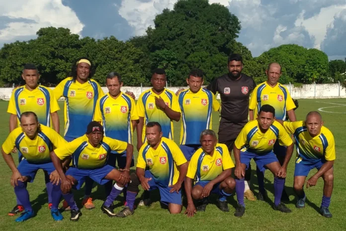 Na- imagem- jogadores- da- Seleção- de- Cinquentão- de- Amarante- venceram- Regeneração- no- Alfredão- e- fecharam- com- 100%- de- aproveitamento- 1ª- fase- da- 8ª- Copa- dos- Cinquentões- do- Médio- Parnaíba.