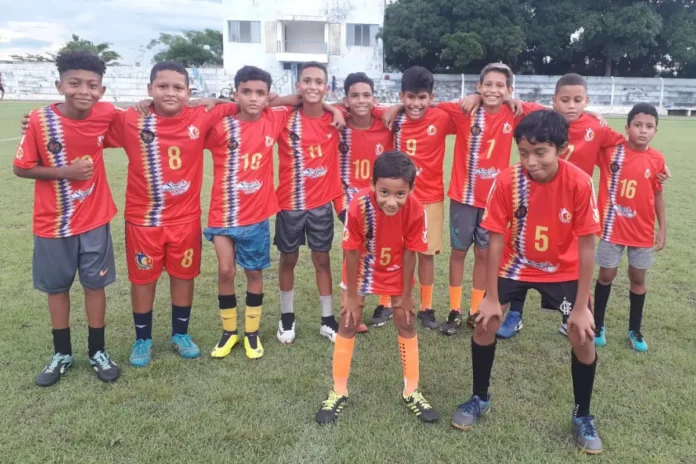 Escolinha-do-100%-da-cidade-de-Regeneração-vai-disputar-o-Campeonato-Piauiense-de-Futsal-2024. Na-imagem-jogadores-da-Escolinha-do-100%-vão-disputar-o-Campeonato-Piauiense-Sub-13-e-Sub-11-de-Futsal-2024.