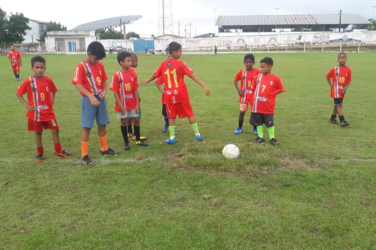 Na-imagem-garotos-Escolinha-do-100%-treinando-no-Estádio-Alfredão-em-Regeneração