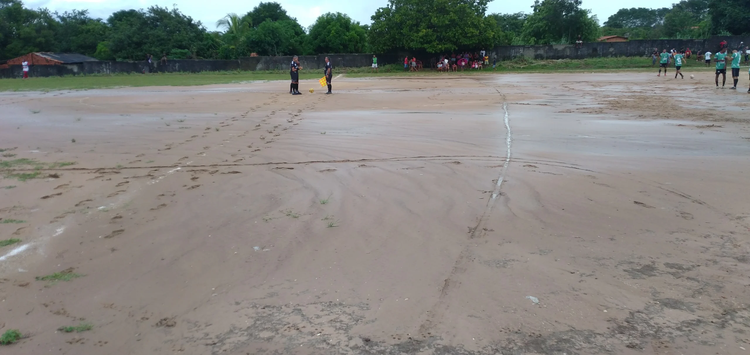 Na-imagem-campo-do-CSU-coberto-de-lama-choveu-muito-antes-do-jogo-final-entre-Santa-Cruz-e-Real-Madrid