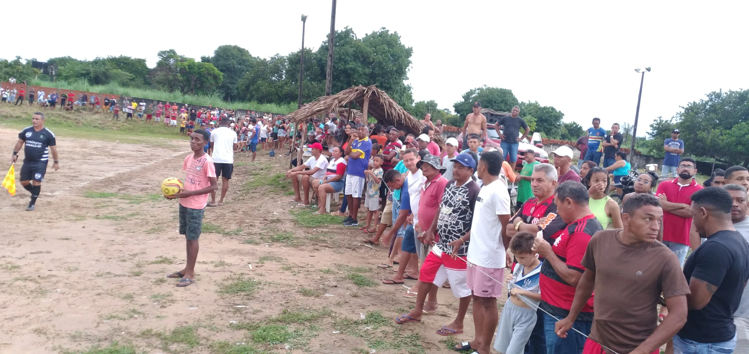Na-imagem-torcedores-na-beira-do-campo-do-CSU-para-ver-o-grande-final-campo-estava-lotado-de-gente