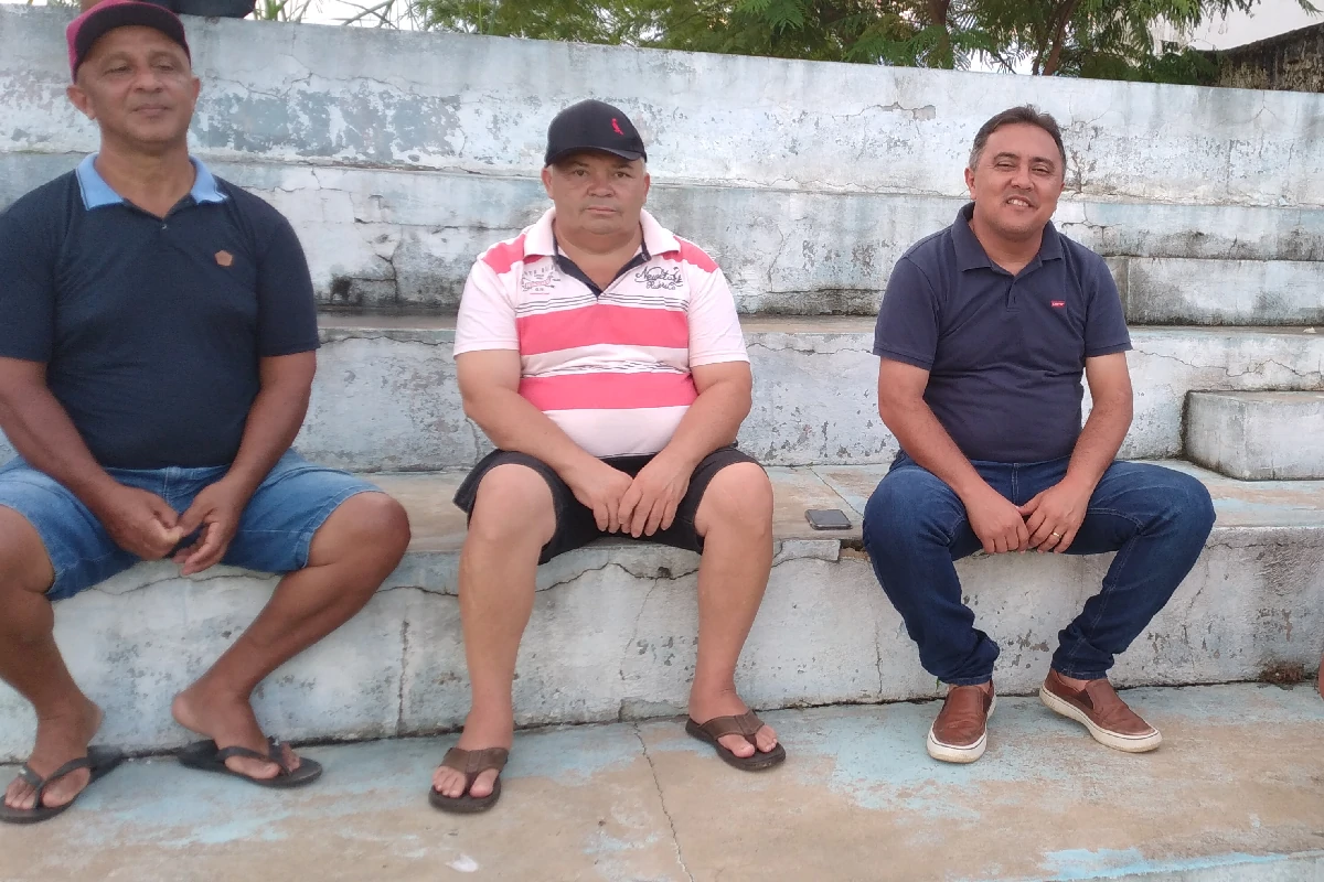 Na-imagem-o primeiro-da-direita-o-Prefeito-da-cidade-de-Tanque-do-Piauí-nas-arquibancadas-do-Estádio-Alfredo-Nunes-na-abertura-da-2ª-Copa-Regional-dos-Quarentões-do-Médio-Parnaíba.