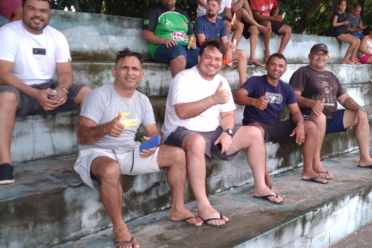 Na-imagem-torcedores-regenerenses-torcendo-para-a-seleção-na-abertura-da-2ª-Copa-Regional-dos-Quarentões-do-Médio-Parnaíba.
