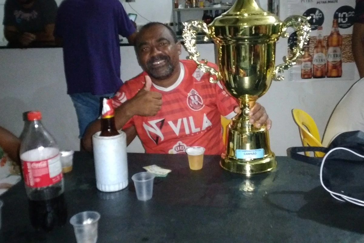 Na-imagem-o-presidente-do-Santa-Walison-Mangueirão-com-o-troféu-de-campeão-do-Campeonato-do-CSU