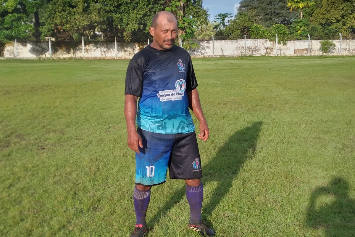 Na-imagem-jogador-Milton-da-Seleção-de-Tanque.