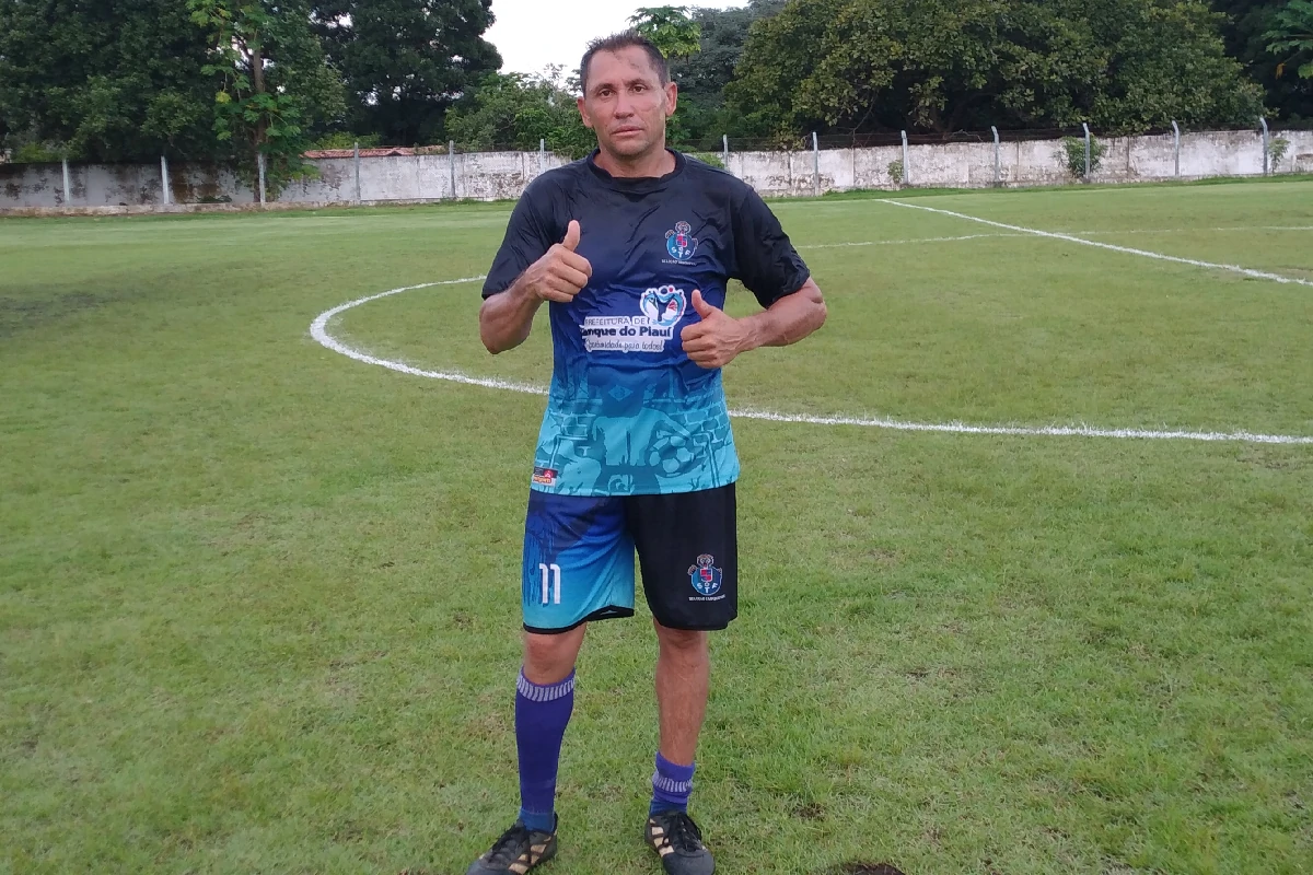 Na-imagem-jogador-Alex-da-Seleção-de-Tanque.