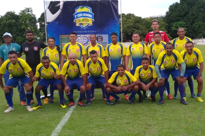 Com-dois-gols-do-atacante-Jackson-Cantor-Amarante-vence-Olho-D’agua-e-conquista-a-primeira-vitória-na-2ª-Copa-Regional-dos-Quarentões-do-Médio-Parnaíba. Na-imagem-jogadores-da-Seleção-de-Quarentão-da-cidade-de-Amarante-PI