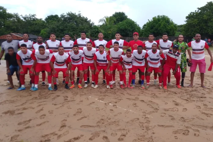 Santa-Cruz-único-time-a-participar-de-todos-os-Campeonatos-do-CSU-foi-o-grande-campeão-edição-2024 Na-imagem-os-jogadores-do-Santa-Cruz-campeões-do-Campeonatos-do-CSU-edição-2024