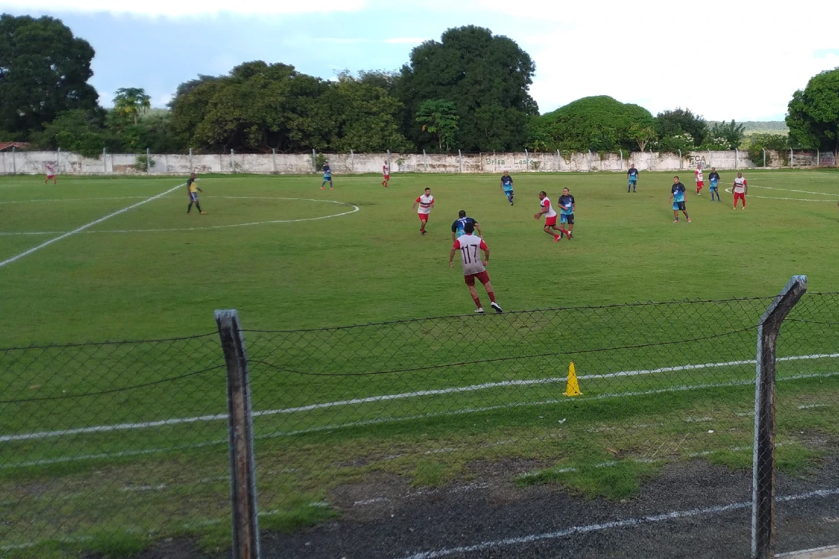 Na-imagem-um-momento-do-jogo-Seleção-de-Regeneração-de-Quarentões-e-Tanque-do-Piauí
