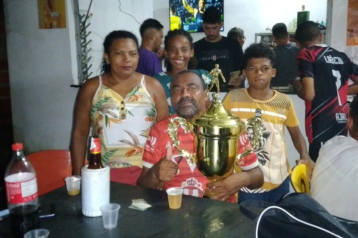 Na-imagem-o-presidente-do-Santa-Walison-Mangueirão-ao-lado-da-esposa-e-do-filho-festa-de-comemoração