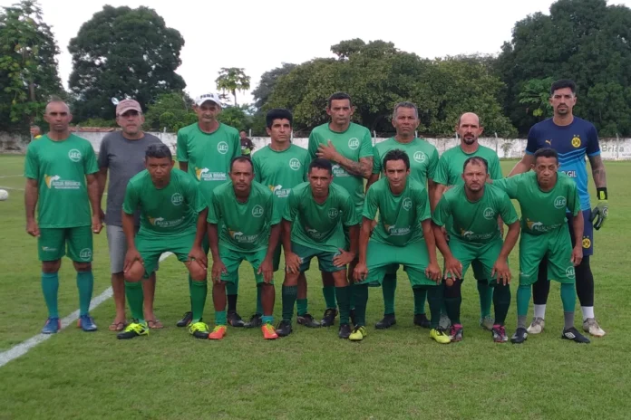 Seleção-de-Água-Branca-atropela-e-elimina-Regeneração-da-2ª-Copa-Regional-dos-40tões-do-Médio-Parnaíba-com-show-de-Charles. Na-imagem-jogadores-de-Quarentão-da-Seleção-de-Água-Branca-atropelaram-e-elimina-Regeneração-da-2ª-Copa-Regional-dos-40tões-do-Médio-Parnaíba.