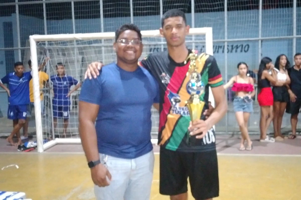 Na-imagem-Ramon-organizador-da-1ª-Pro-Liga-Regenerense-de-Futsal-entregando-o-troféu-de-campeão-da-1ª-Pro-Liga-Regenerense-de-Futsal-ao-menino-Valter